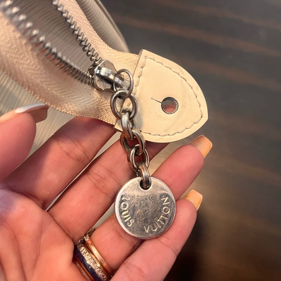Louis Vuitton 💯 Brea MM Ivory Pre Loved with Dust Bag - Picture 7 of 15